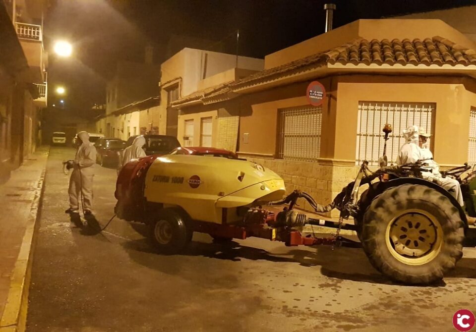 Agost cierra esta noche el operativo que ha desinfectado sus calles durante los últimos dos meses y medio