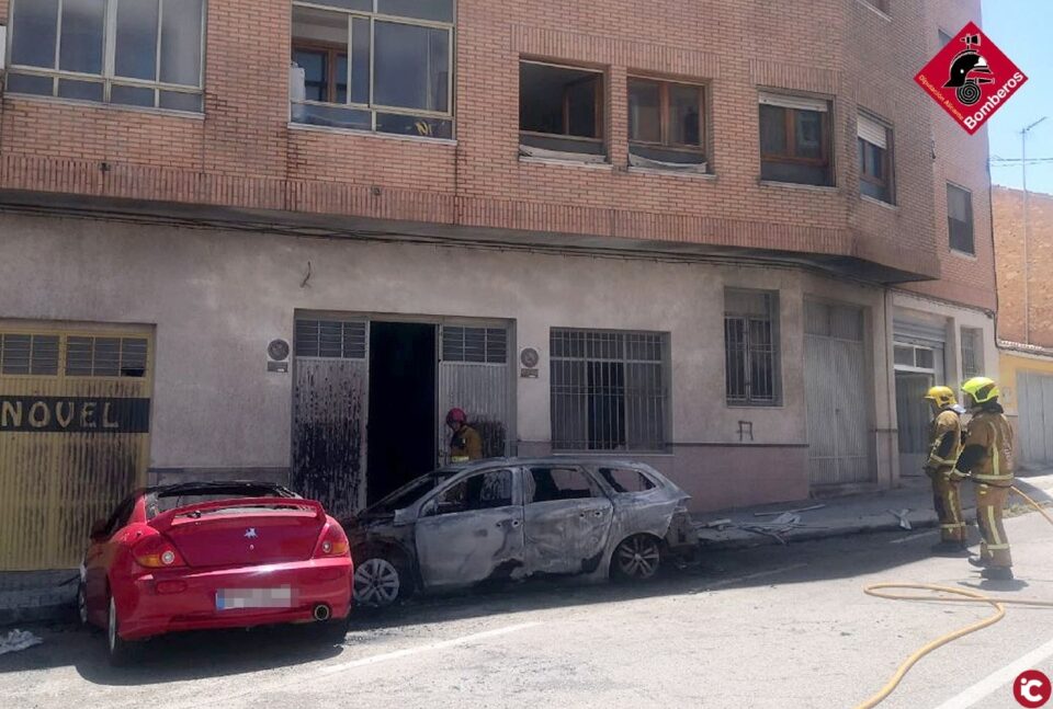 Incendio de dos vehículos en Novelda