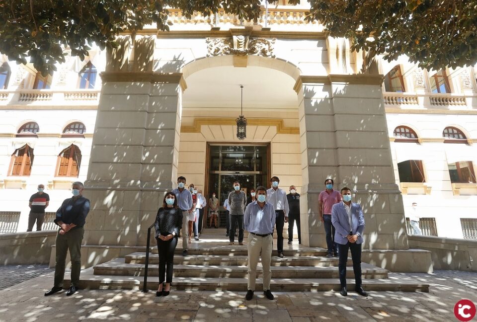 Minuto de silencio en memoria de todas las personas que han fallecido a causa del COVID-19