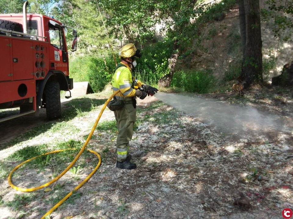Diferents cossos treballen per a regar la llavor del xop i evitar incendis