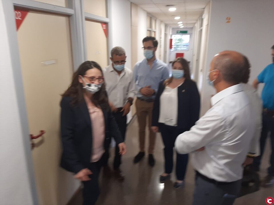Julia Llopis se reúne con Mónica Oltra en su visita al CATE La Florida habilitado para cubrir necesidades de alojamiento de personas sin hogar afectadas por la pandemia adicionales a las instalaciones municipales del CAI y el pabellón de Florida Babel