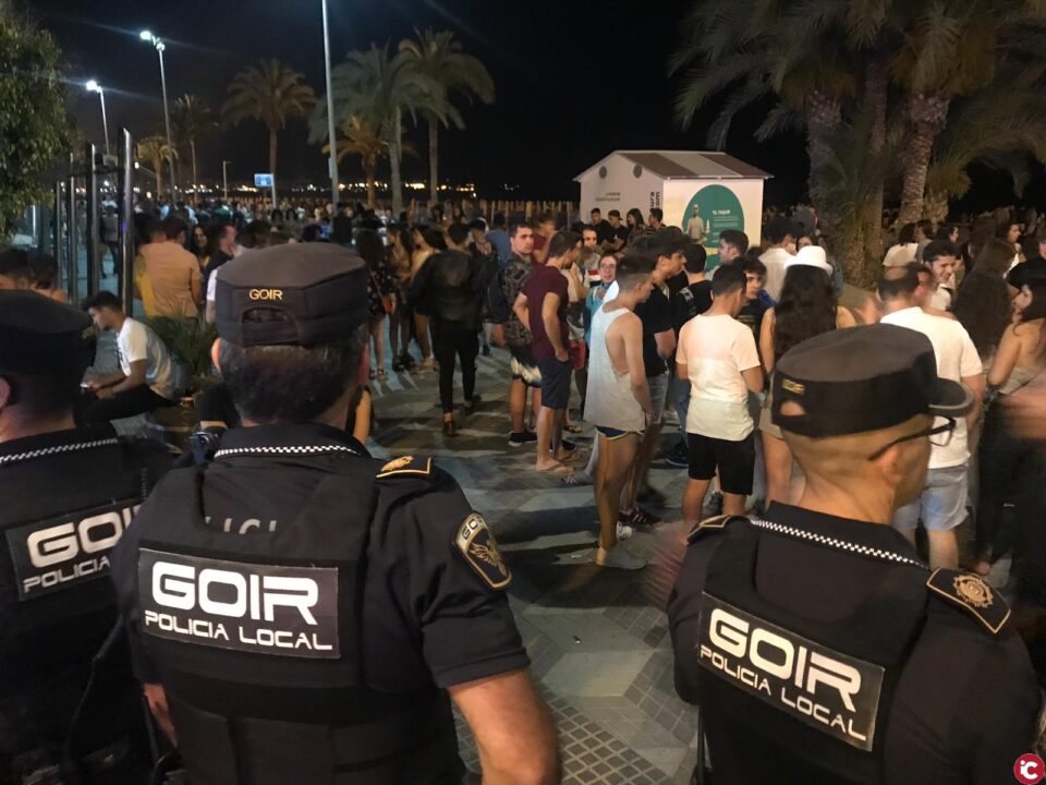 El Ayuntamiento organiza un amplio dispositivo con un centenar de Policías Locales y voluntarios de Protección Civil para evitar aglomeraciones y hogueras en la arena la noche de San Juan en Alicante