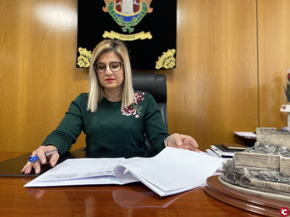La alcaldesa de Petrer ofrece a Elda presentar a la DGT una candidatura conjunta para albergar los exámenes del carnet de conducir
