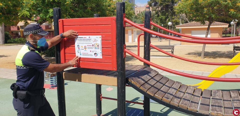 La Policía Local refuerza con carteles la apertura de los parques y juegos infantiles