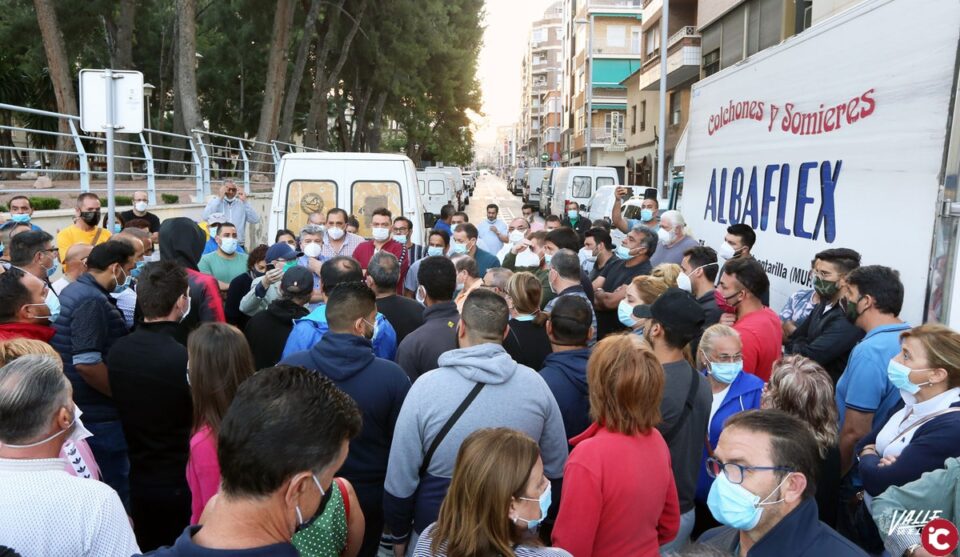 Los comerciantes del mercadillo de Jaime Balmes de Elda denuncian la imposibilidad de trabajar