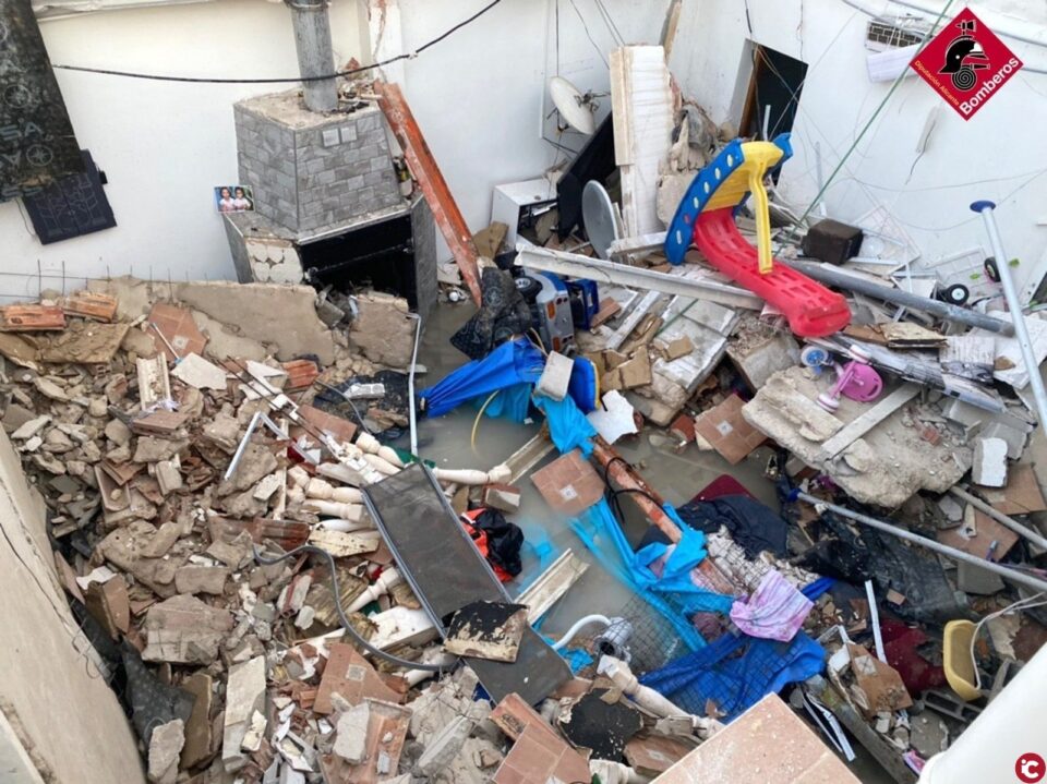 Derrumbe del suelo de una vivienda a causa del peso de una piscina ubicada en la terraza