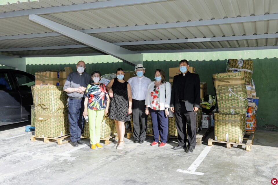 El Ayuntamiento entrega a Cáritas 6.000 de los más de 26.000 kilos de productos básicos que se recogieron en la Ofrenda Solidaria