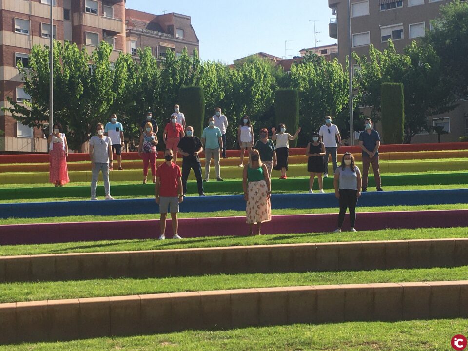 Petrer pinta una bandera del Orgullo LGTBQ+ de 240 m² en las gradas del parque de El Campet