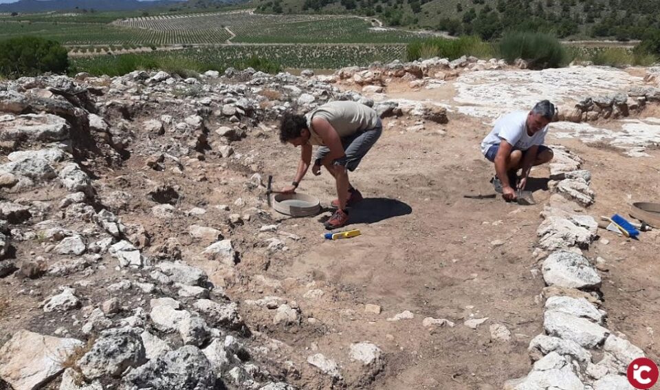 Primer día de excavación de la Universidad de Alicante y el Museo Arqueológico de Jumilla en el yacimiento de Gorgociles del Escabezado