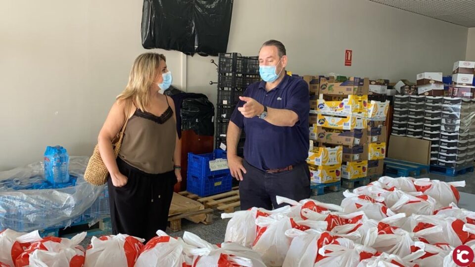 Mari Carmen Sánchez visita el CDT donde Alicante Gastronómica Solidaria lleva repartidos más de 77.000 menús a familias sin recursos