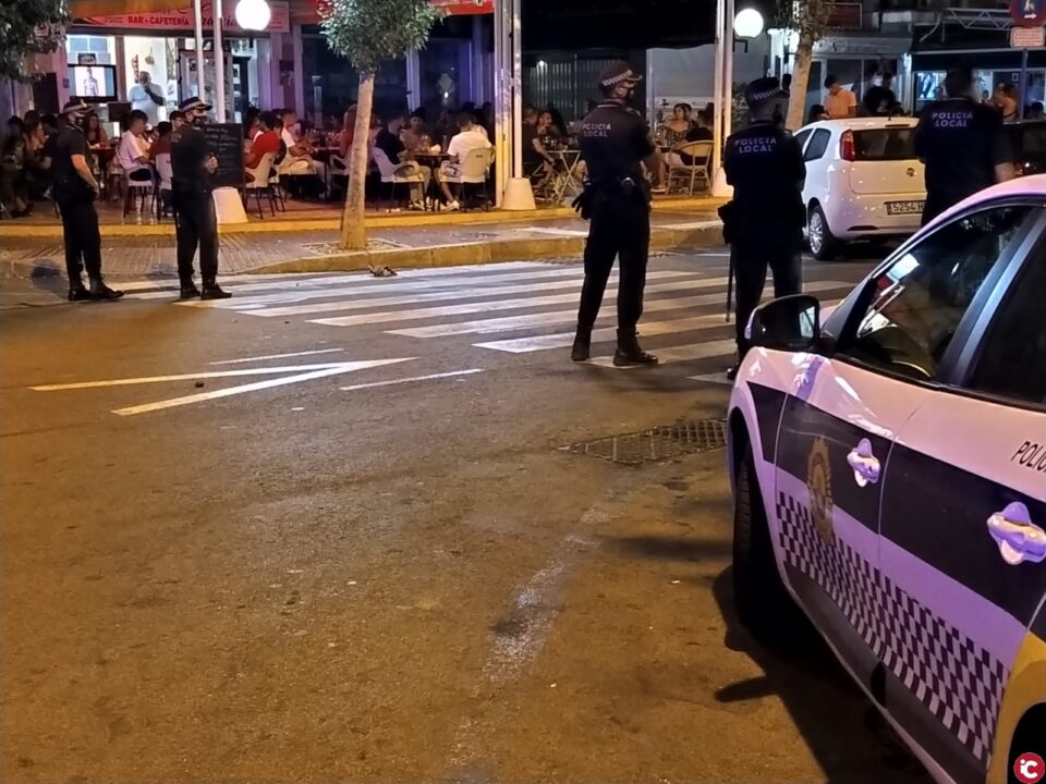 El amplio dispositivo de Policía Local en Alicante se cierra con 85 denuncias por no llevar mascarilla en la Playa de San Juan y realizar botellón el fin de semana