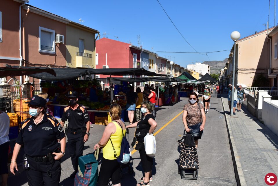 Los mercadillos de Petrer afrontan la nueva normalidad sin limitación de aforo pero con vigilancia para garantizar el cumplimiento de las medidas de seguridad