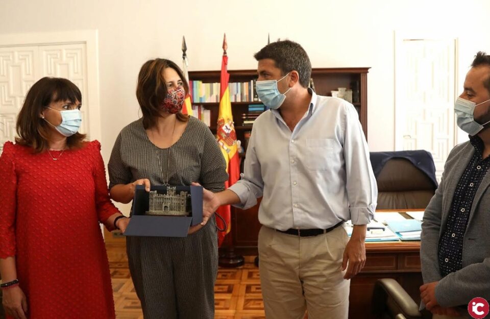 Carlos Mazón y Julia Parra se reúnen con Rosa Pérez Garijo para poner sobre la mesa la necesidad de aunar esfuerzos en esta materia y subvencionar a los entes locales