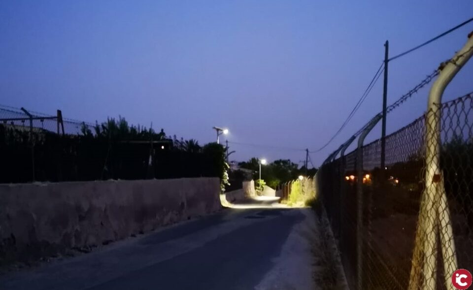 El Ayuntamiento instala iluminación en el camino de la Pedrera