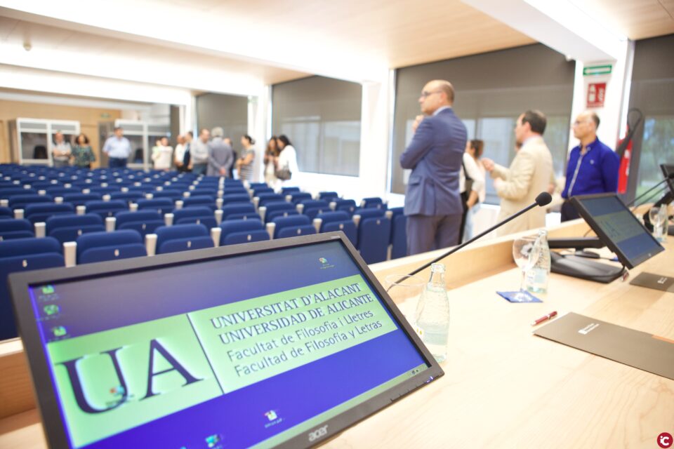 La Universitat d'Alacant dissenya un model dual de docència per al pròxim curs preparat per a adaptar-se a qualsevol escenari