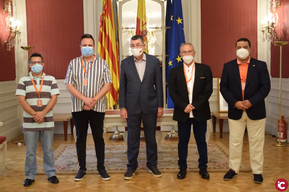 Els artistes fallers i foguerers demanen en les Corts col·laboració institucional per evitar la desaparició dun sector autòcton i vital per a les nostres festes