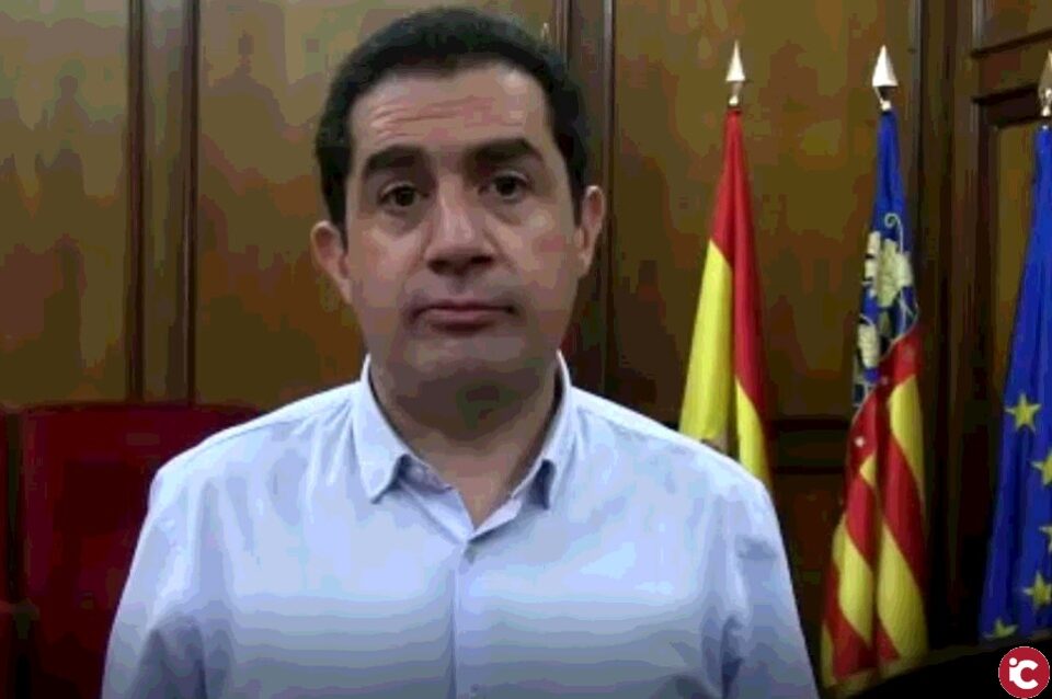 L'alcalde continua exigint