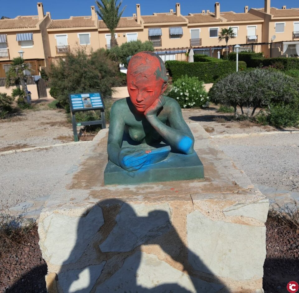 Amanece pintado el rostro de "la Niña Leyendo"