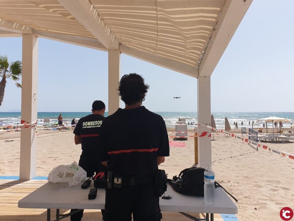 El Dron de los bomberos comienza a controlar la playa entre semana para garantizar la seguridad junto con un centenar de Policías Locales
