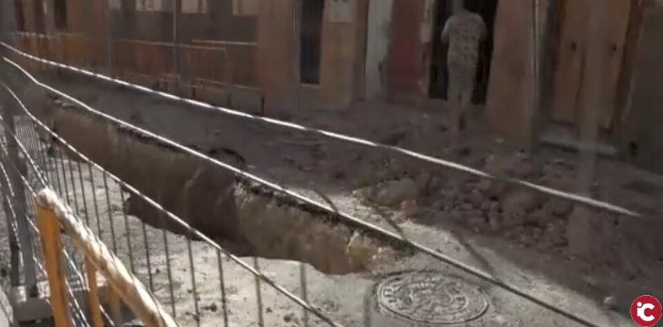 Un grieta de tres metros en la calle Almazaras tiene desesperados a los vecinos del casco antiguo de Elda