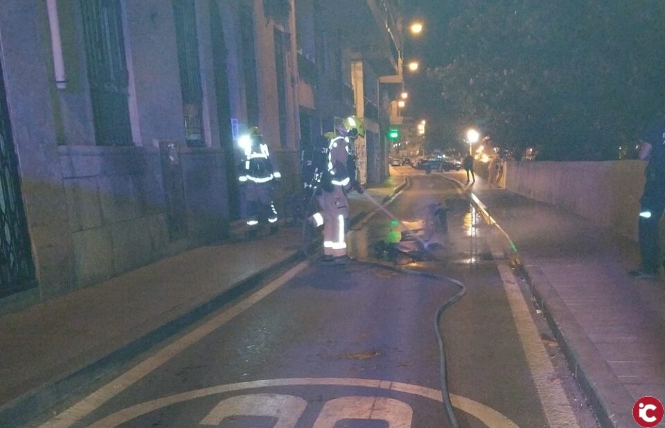 Los bomberos del SPEIS extinguen de madrugada un incendio en vivienda originado al arder la batería de un patinete eléctrico con dos heridos leves y un Policía Local por inhalación de humo en Virgen del Socorro