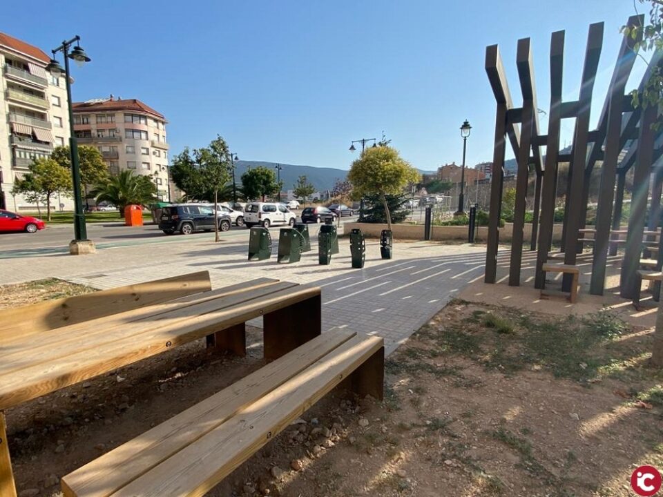 Nova àrea de descans amb tecnologia smart en la via per a ciclistes i vianants d'Alcoi