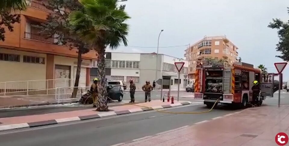 Se quema un coche en la Avenida Historiados Bernardo Herrero