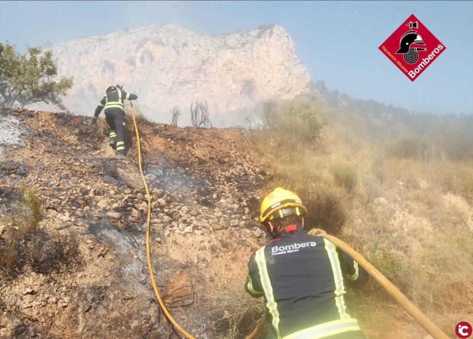 El MITECO continúa apoyando hoy con más medios aéreos y terrestres las tareas de extinción del incendio declarado en Monóvar (Alicante)