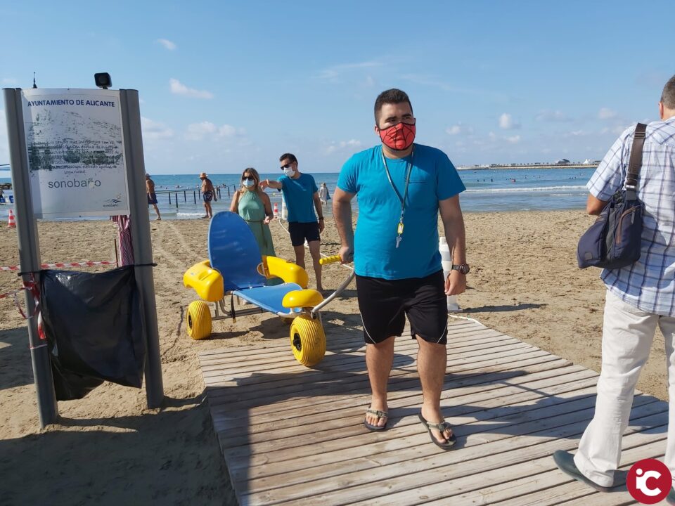 Turismo ayuda a más de 150 usuarios en diez días a través del servicio de asistencia al baño en las playas de Alicante
