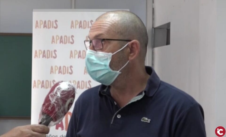 José Manuel Mayayo reliza una nueva entrega a APADIS de los beneficios obtenidos por la venta del cuento infantil