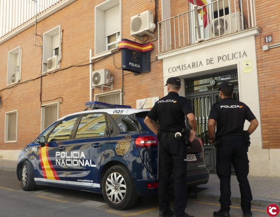 La Policía Nacional ha detenido en Alcoy a una persona por agredir con un cuchillo a su vecino