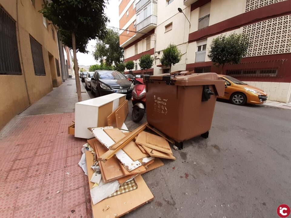 Elda retira más de 320 colchones de la vía pública en el último mes