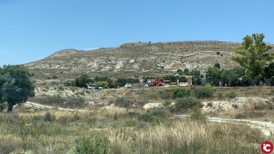 Los Bomberos del SPEIS y del Consorcio de la Diputación de Alicante extinguen un incendio en la partida de El Moralet que calcina 1