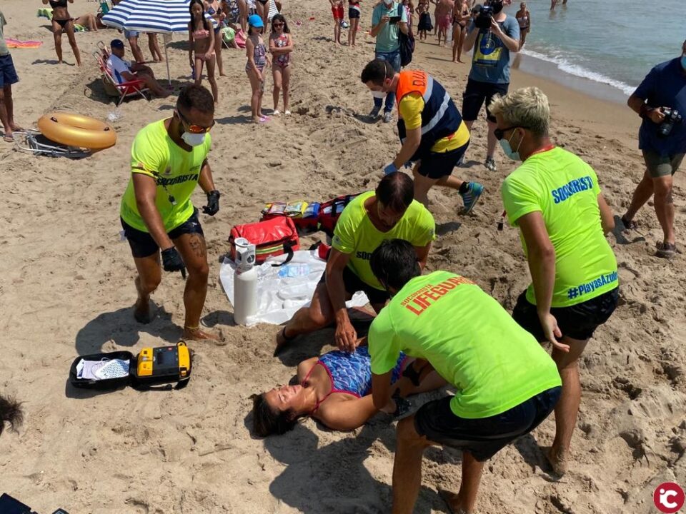 Un doble simulacro de emergencia en agua y sobre la arena ratifica la seguridad de las playas de El Campello