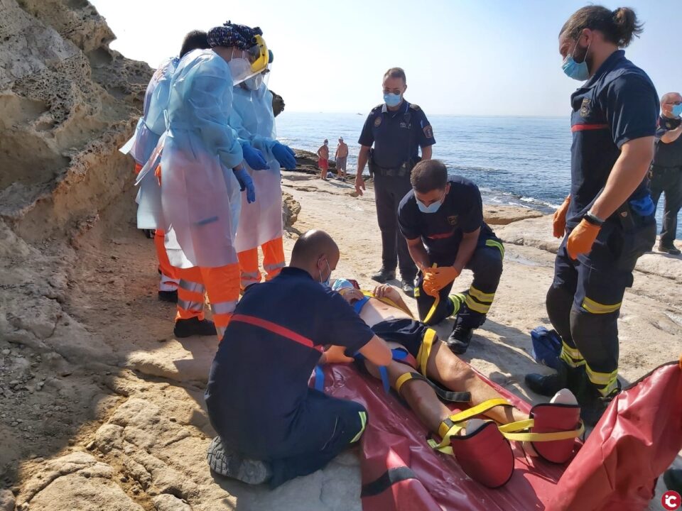 La unidad de especialistas de bomberos rescatan a un hombre de avanzada edad que ha sufrido una caída en el cabo de la Huerta en Alicante