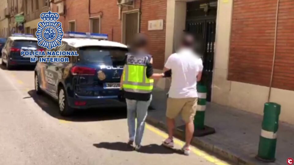 La Policía Nacional ha detenido a dos personas y ha desmantelado un importante punto de venta de sustancias estupefacientes en Alcoy