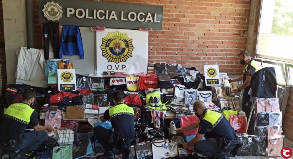La unidad Fox de la Policía Local de Alicante desmantela un punto de venta de ropa falsificada en el mercado de Babel