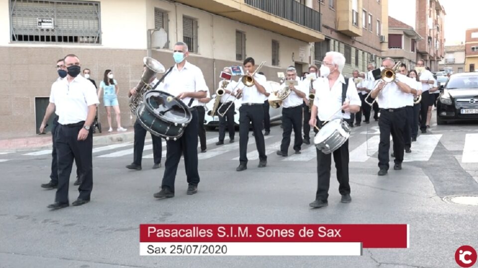 Los Sones ofrecen un emotivo pasacalles