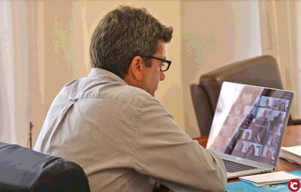 Mazón reúne al sector turístico para instar al Gobierno a negociar la inclusión del aeropuerto de Alicante-Elche