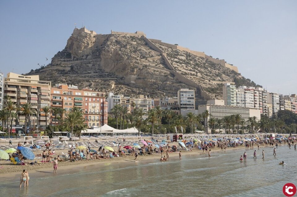 El Ayuntamiento y Aguas de Alicante estrenan en el Postiguet la aplicación iBeach