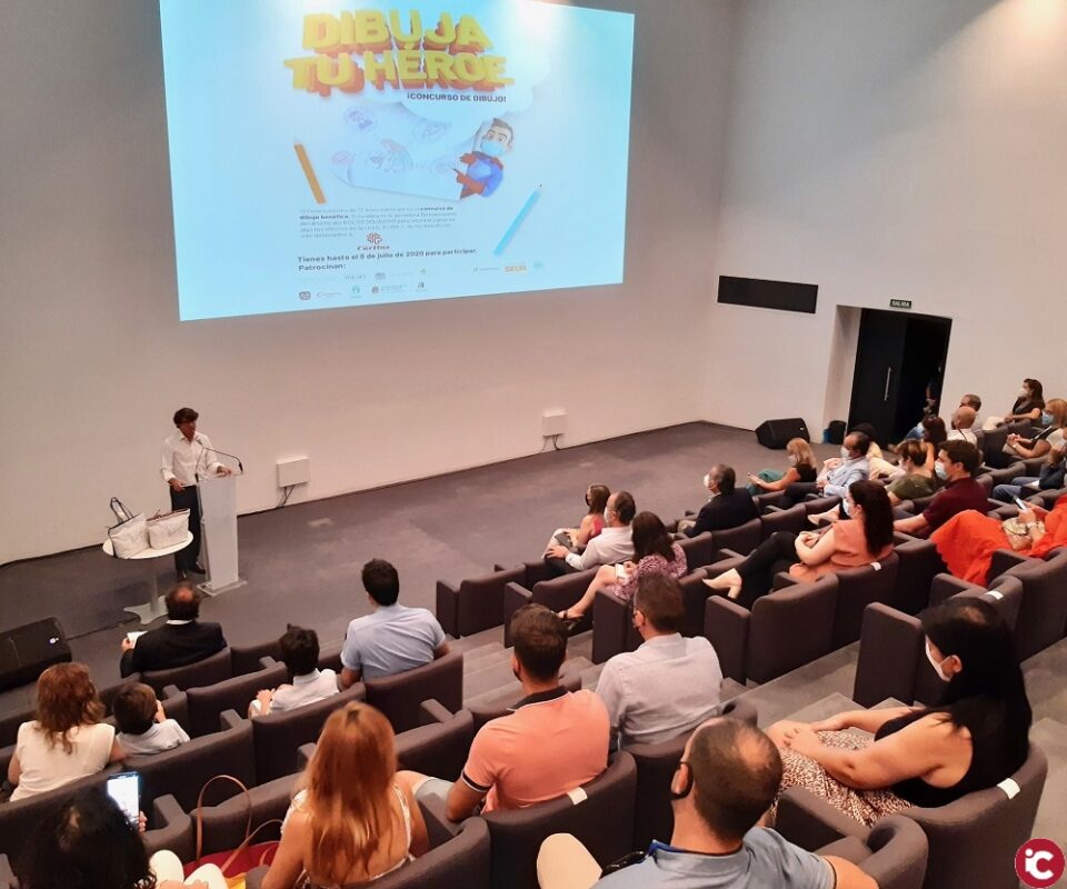 Entrega del premio al ganador del concurso de dibujo solidario Dibuja Tu Héroe de la Asociación de Artesanía Contemporánea del Vinalopó