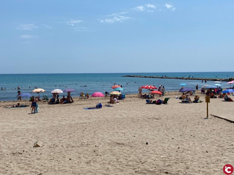 Llamamiento a los usuarios de las playas para que respeten los horarios para que las máquinas puedan roturar y limpiar el arenal
