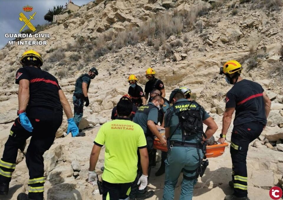 La Guardia Civil rescata a un hombre entre las rocas de un acantilado de Villajoyosa