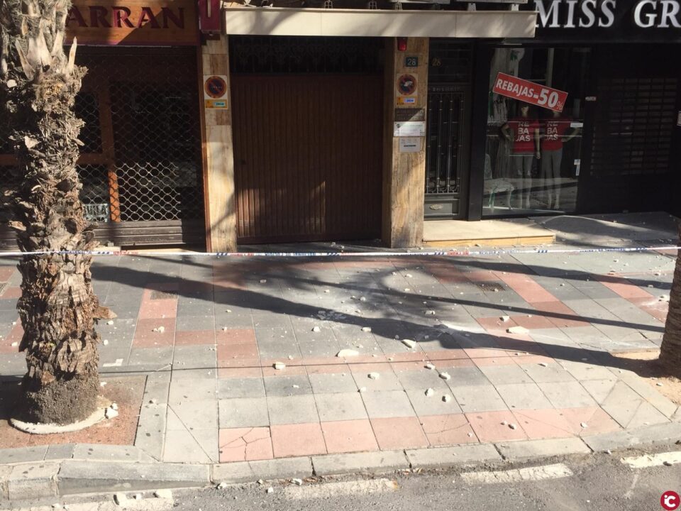 Los bomberos del SPEIS sanean la fachada de un edificio en Alfonso el Sabio tras desprenderse una placa de mármol al suelo de una novena planta sin heridos