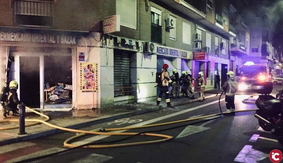 Los bomberos del SPEIS extinguen y controlan un incendio en un bazar en Benalúa con mucha carga térmica de madrugada en Alicante