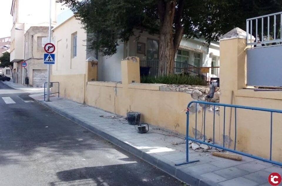 El Ayuntamiento de Elda reforma el muro de la calle Ramón Nocedal para aumentar la seguridad de los usuarios de la asociación de Alzheimer