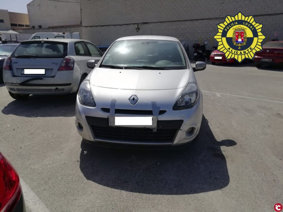 La Policía Local ha detenido en Alicante a una persona por falsificar la documentación de un vehículo que circulaba con una matrícula francesa y cuyo propietario pretendía sacarlo del depósito cambiándola por la española pegándola con cinta aislante