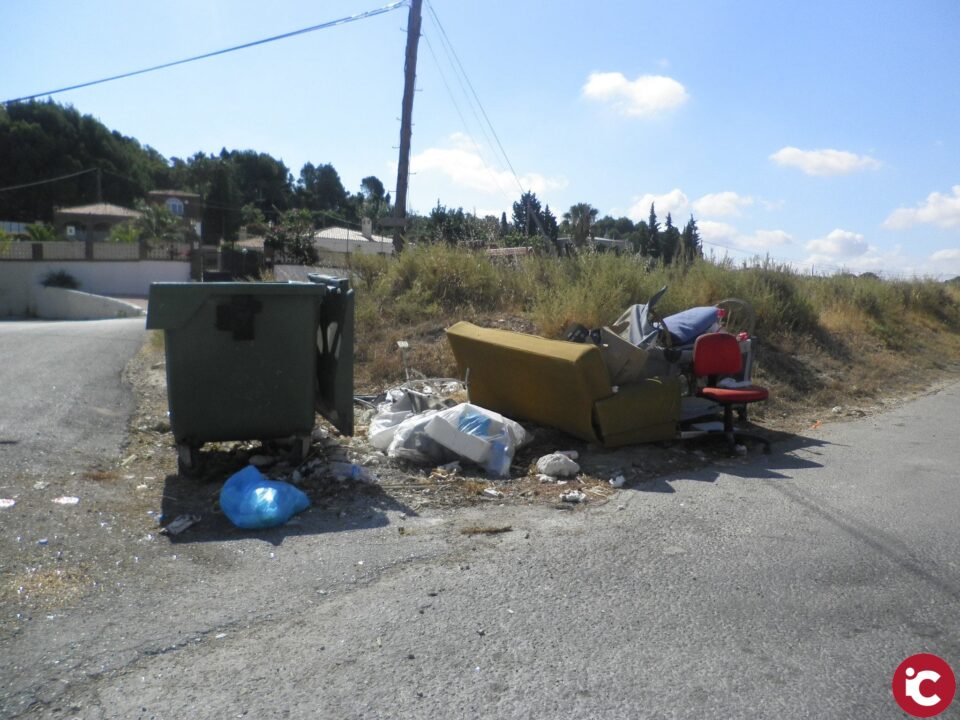 Petrer pretende atajar el abandono de enseres y vertidos en la calle con sanciones de hasta 1.500 euros
