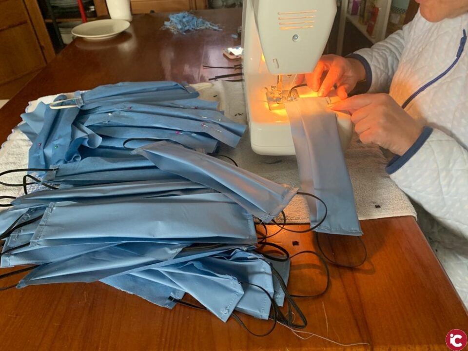Petrer estudia crear un punto de asesoramiento para empresarios de toda la comarca para la fabricación de mascarillas
