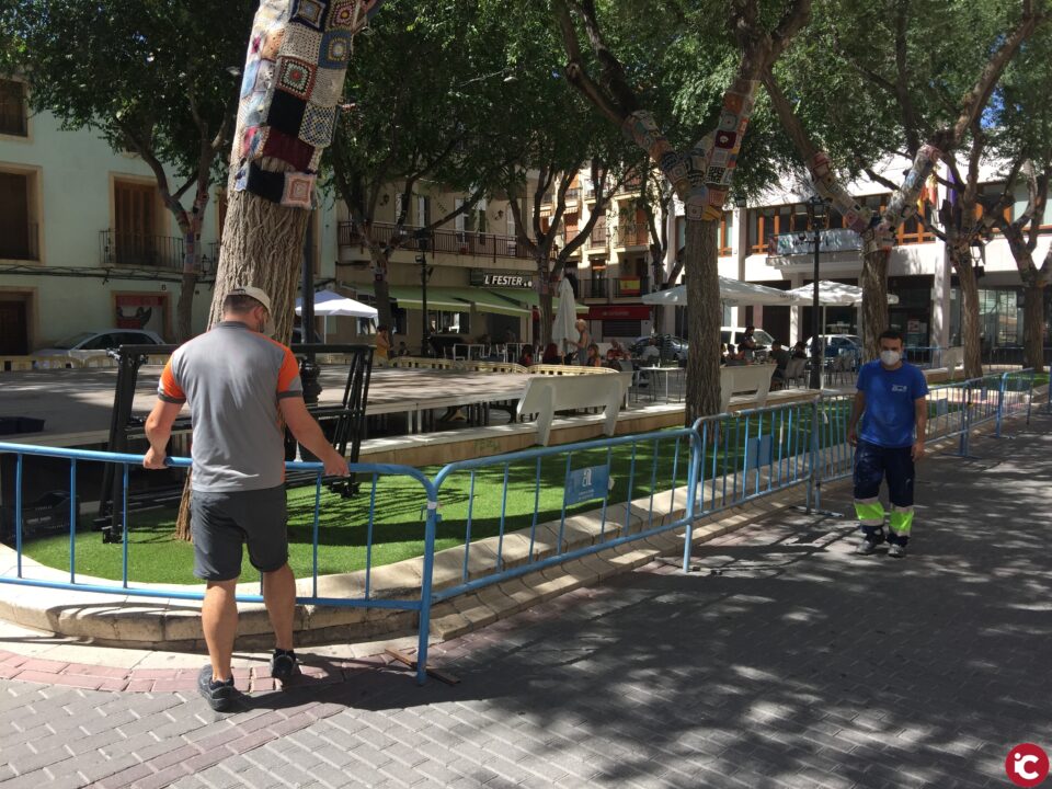 El Ayuntamiento cierra al tránsito de personas la plaça de Baix como medida preventiva de seguridad ante la caída de una segunda rama